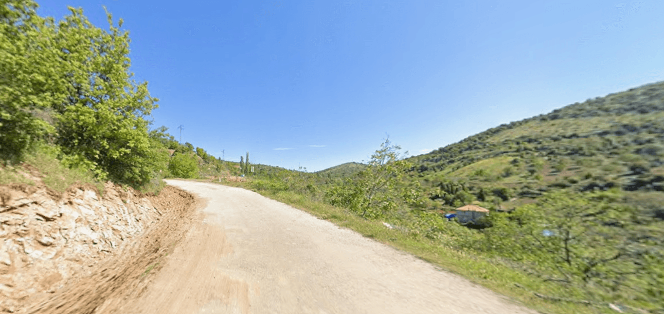 TİRE YAMANDERE MEVKİİ ANA YOL ÜZERİ İÇİNDE 2 KATLI EV OLAN BAKIMLI TARLA